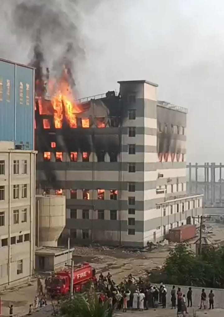 সোনারগাঁয়ে ফ্রেশ পেপার তৈরির কারখানার গোডাউনে ভয়াবহ অগ্নিকান্ড